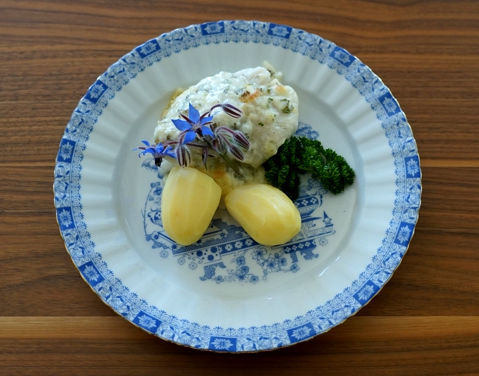 Mit Joghurt-Sahne auf Petersilie